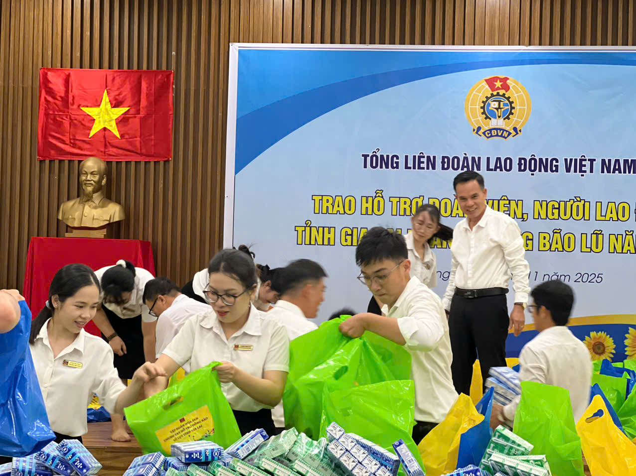 Nhân sự của Hoa Sen Home và Nhựa Hoa Sen cùng CSGT địa phương tại Gia Lai, đã trực tiếp chuyển từng phần quà đến tay người dân tại các khu vực tâm lũ.