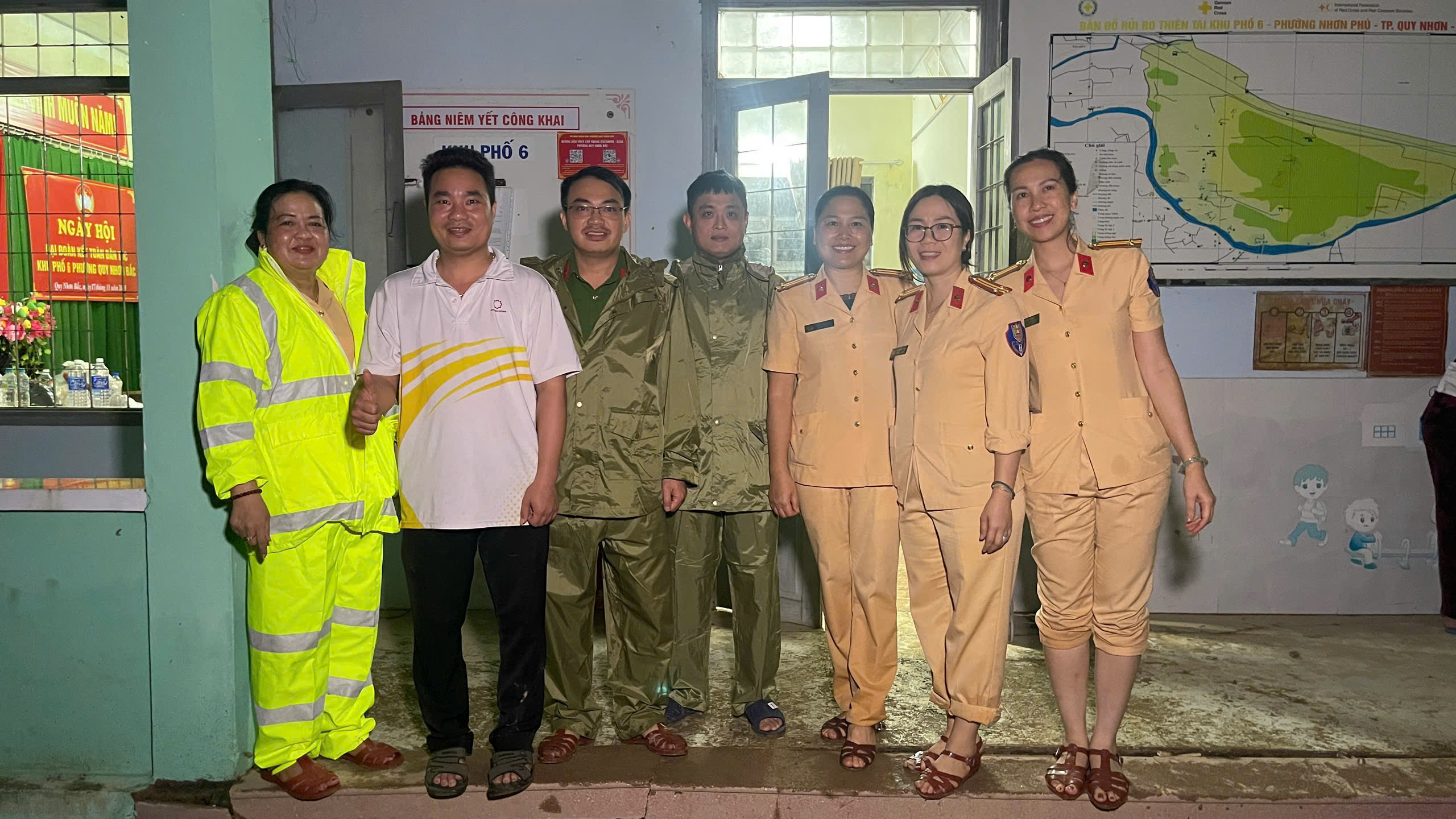 Giữa những khó khăn khi tiếp cận các khu vực ngập sâu, đội ngũ luôn động viên nhau và nỗ lực hết mình để hoàn thành công tác hỗ trợ.