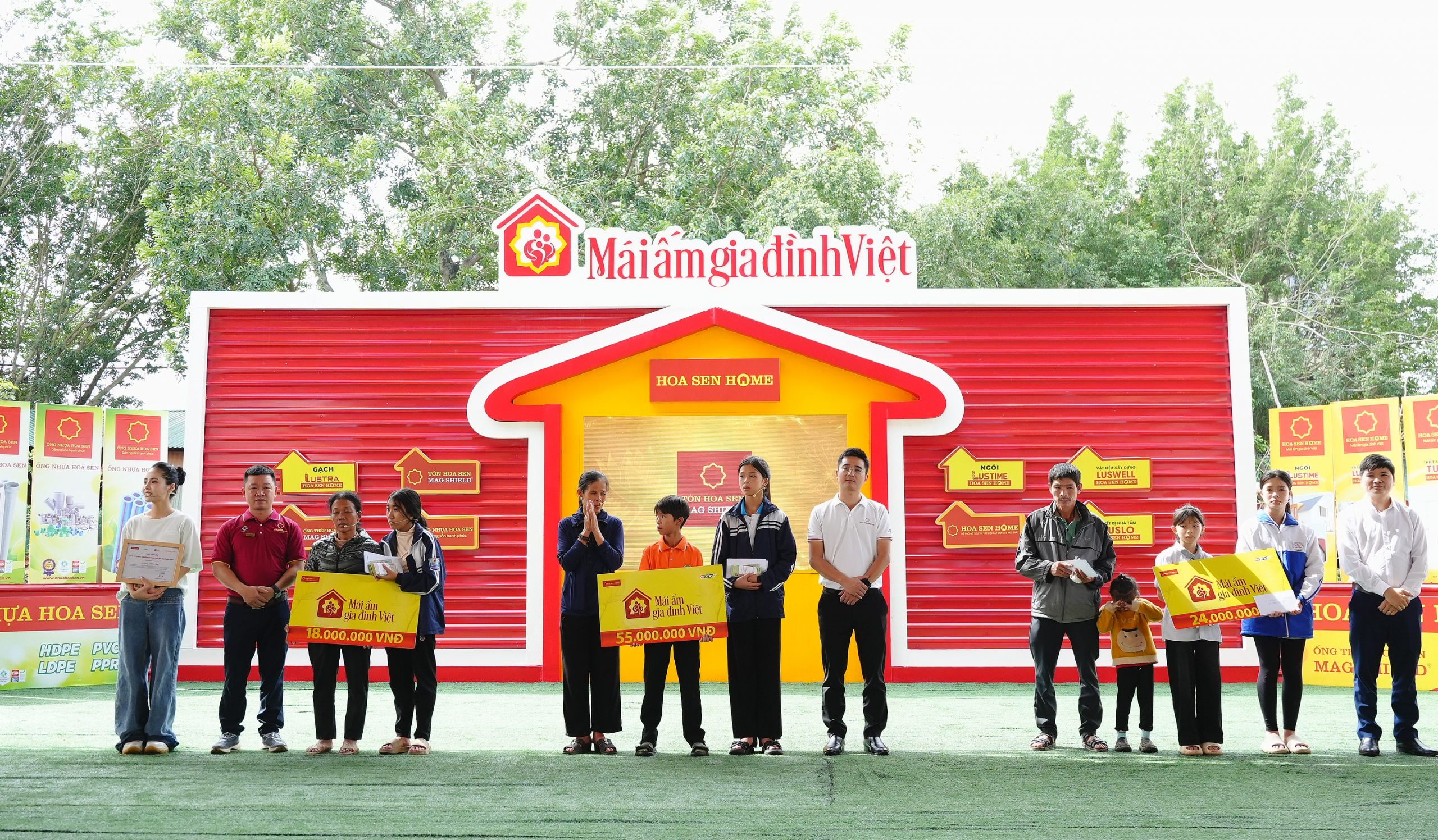 Câu nói của em Ngọc khiến cả trường quay chết lặng:“Mẹ ơi, tại sao mẹ sinh con ra nhưng lại bỏ con lại như vậy, mẹ có thể trở về nuôi tụi con được không?” 