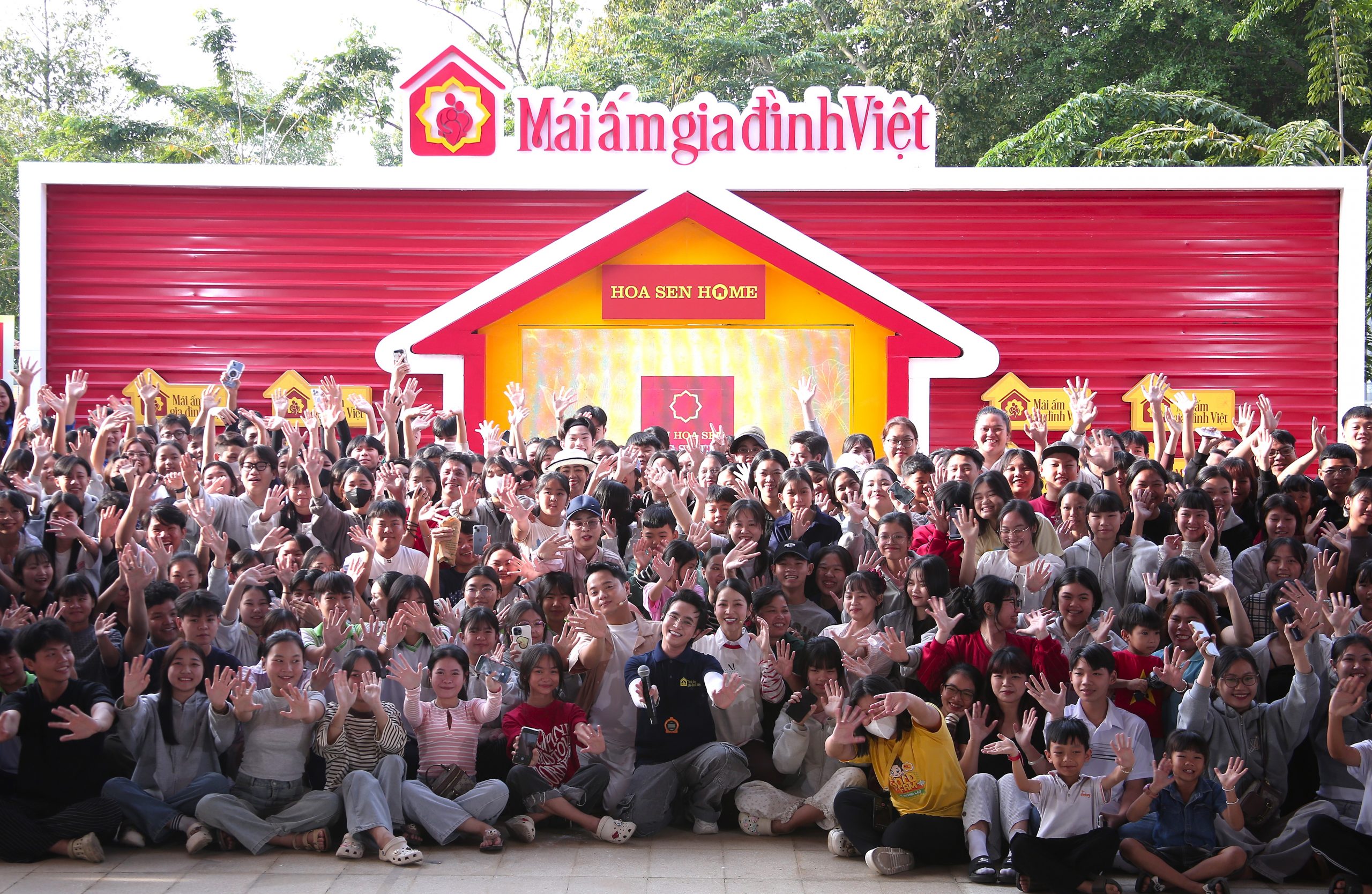 Không khí sôi động tại Quảng trường Tô Quyền khi khán giả Tây Ninh đến đông kín, cổ vũ các nghệ sĩ và nhân vật.