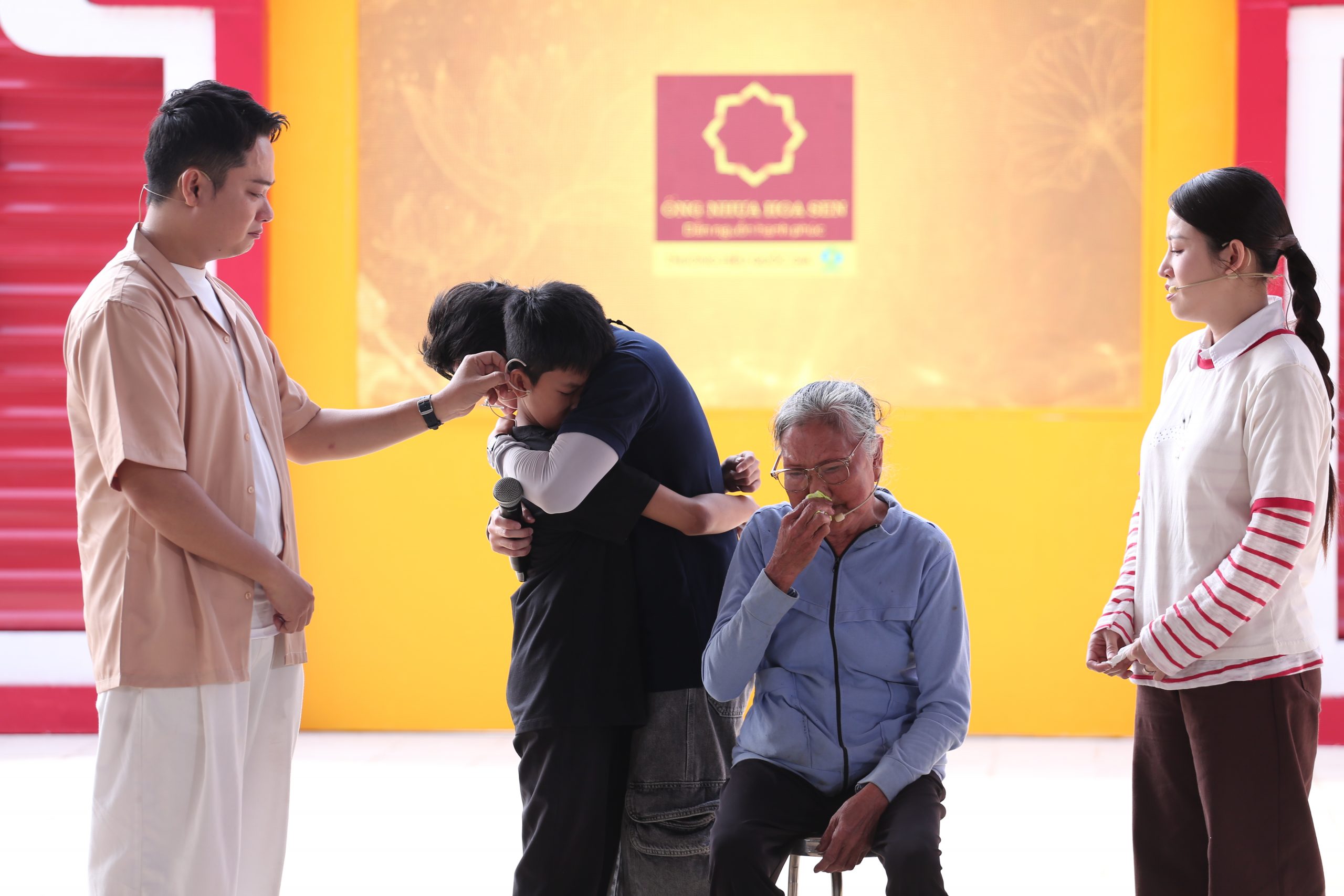 Bên cạnh tiếng cười thì không thể thiếu những khoảnh khắc lắng đọng, xúc động cùng các em nhỏ.