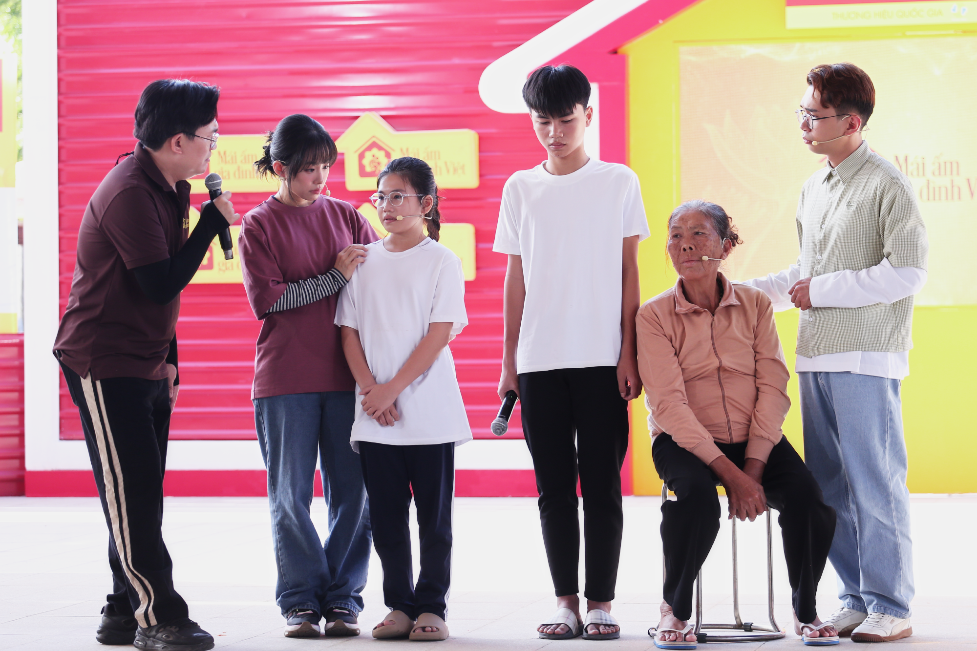 Cô bé mồ côi Mỹ Duyên hơn 10 tuổi đã sớm đi làm, ước mơ kiếm tiền nuôi bà ngoại.