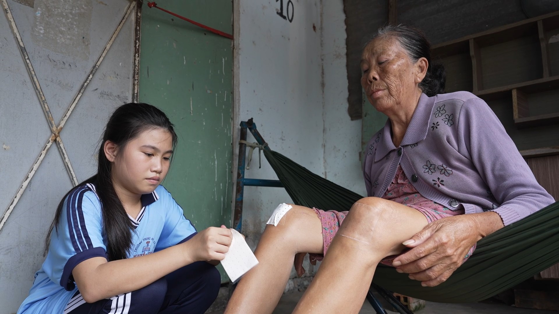 Bà cháu Mỹ Duyên nương tựa nhau trong căn phòng trọ nhỏ, cuộc sống chật vật.