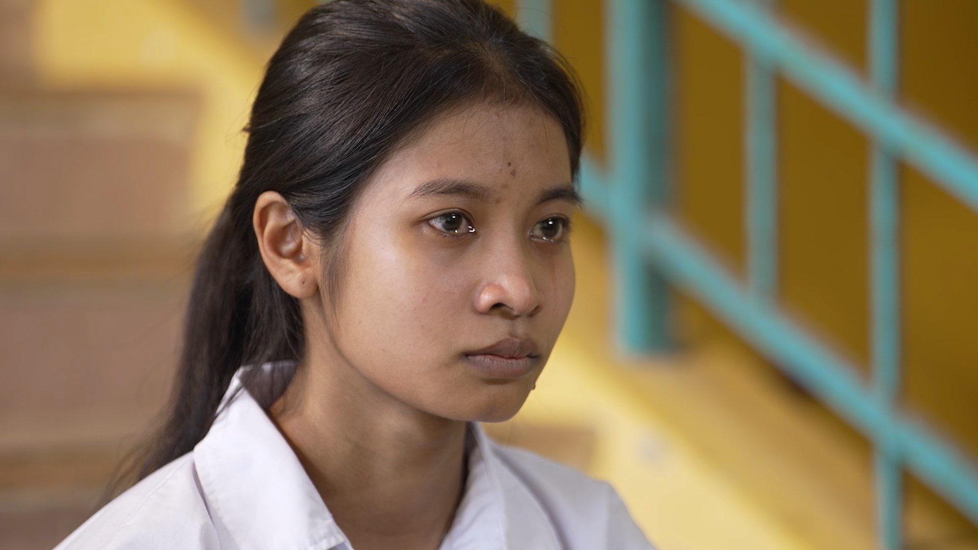 Em Thạch Thị Thu Thủy, nữ sinh lớp 11 sớm gánh trên vai những mất mát lớn khi mẹ qua đời, cha rời đi, sống nương tựa ông bà ngoại già yếu.