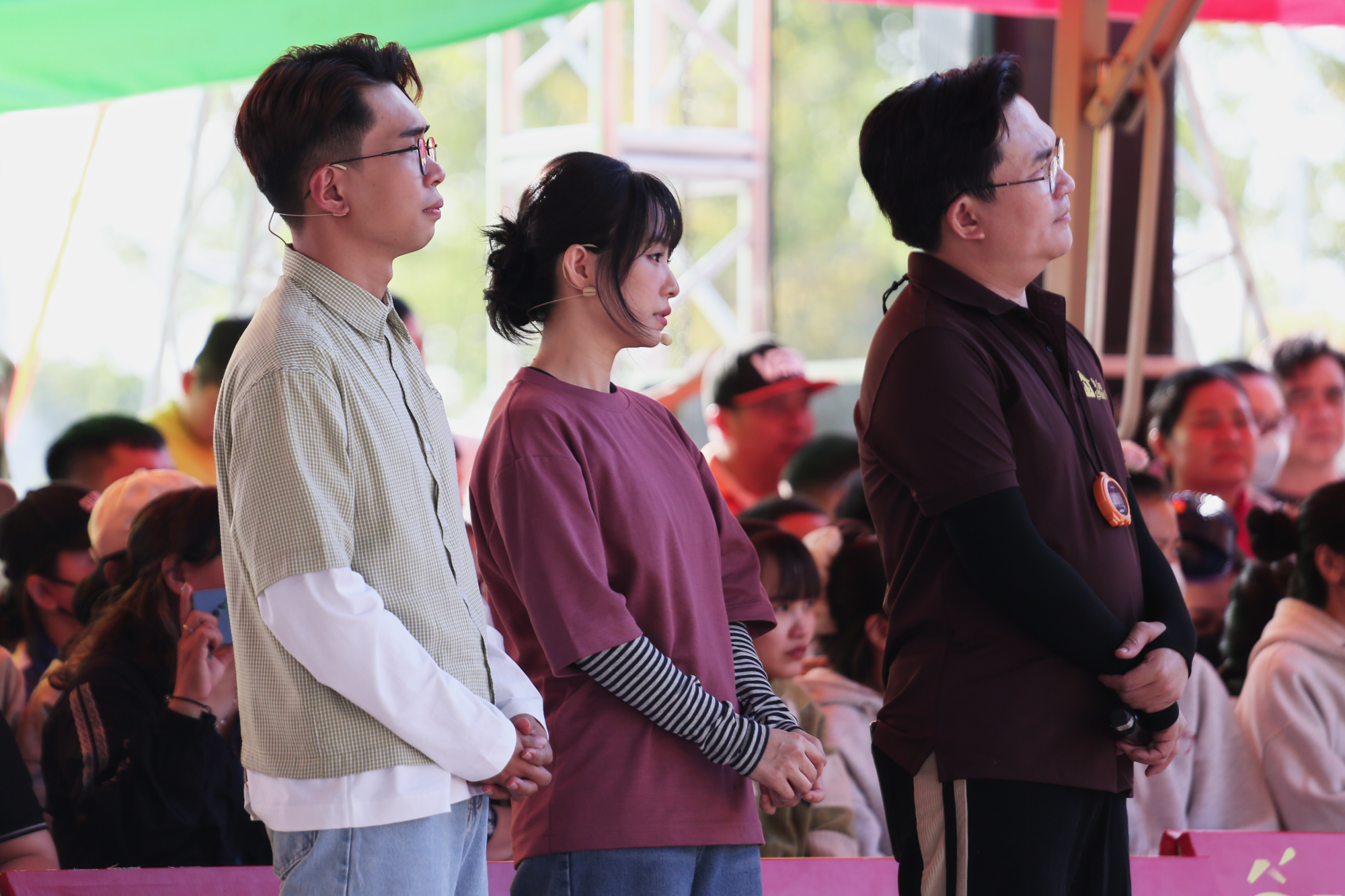 MC Đại Nghĩa cùng hai khách mời Lương Bích Hữu – Minh Dự xúc động khi lắng nghe những hoàn cảnh mồ côi.