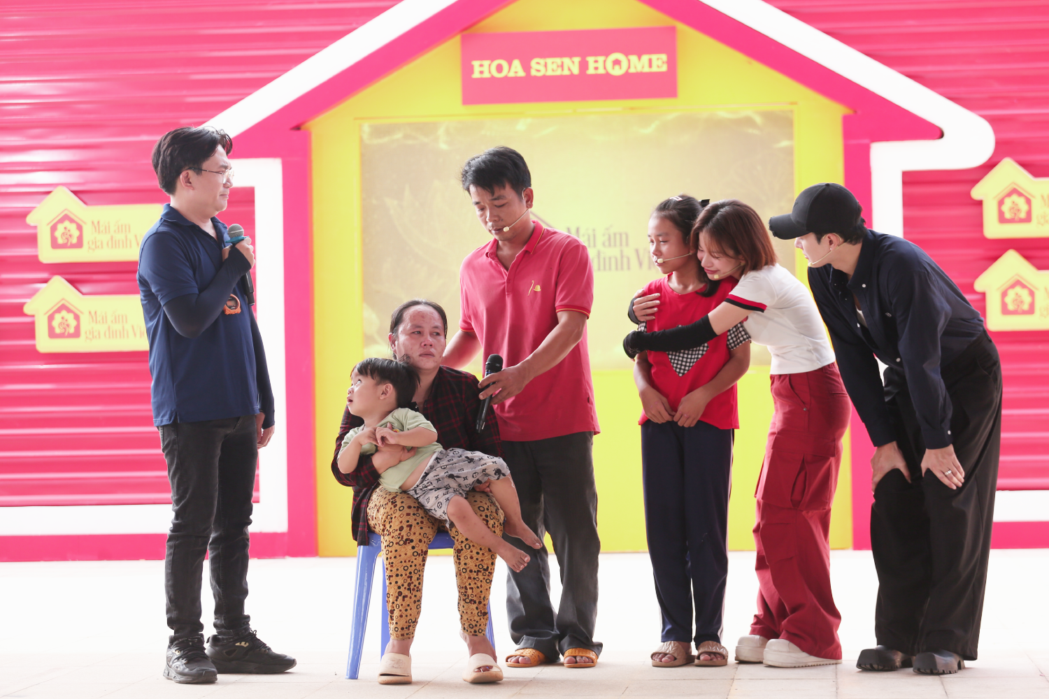 Ca sĩ Lâm Bảo Ngọc bật khóc, ôm chầm lấy Hương Liên để động viên khi biết em không được ăn thịt suốt hơn một năm.