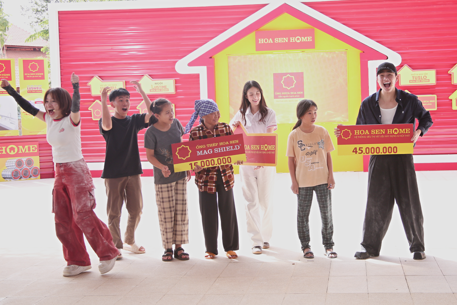 Niềm vui xen lẫn xúc động của gia đình em Hương Liên khi nhận được sự sẻ chia, giúp đỡ từ chương trình.