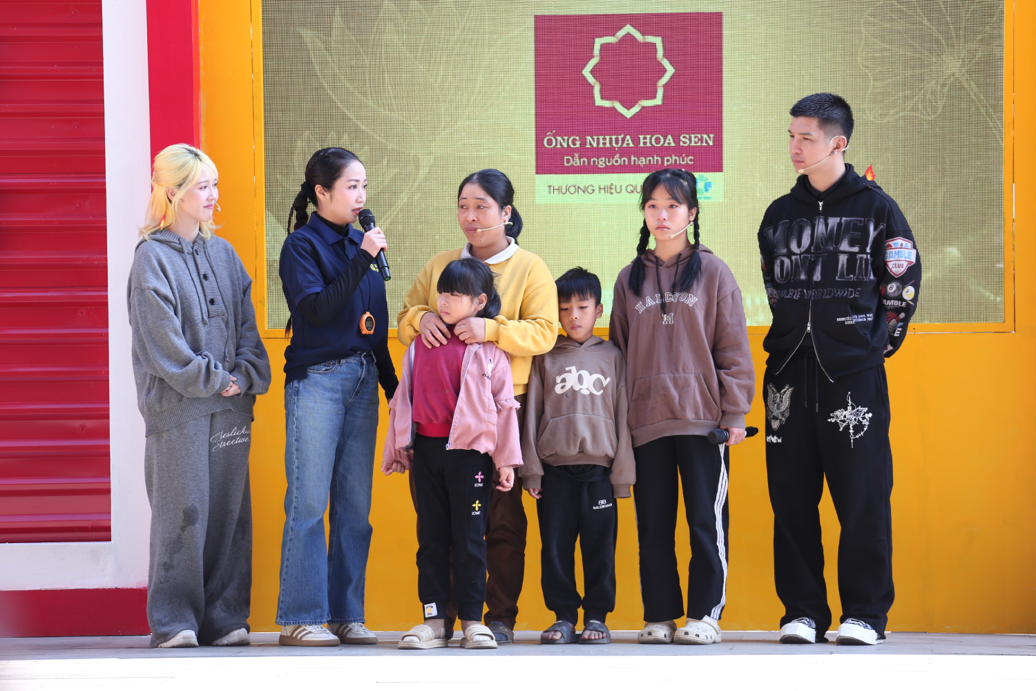 Hậu Hoàng và Cường Seven cùng chia sẻ nỗi xót xa khi nhìn mẹ con đối diện khó khăn nhưng vẫn kiên cường.