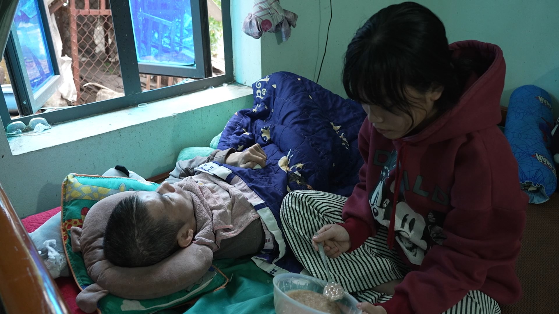 Em Phạm Hải Yến chăm sóc cha và phụ giúp mẹ sau biến cố cha bị tai nạn giao thông.