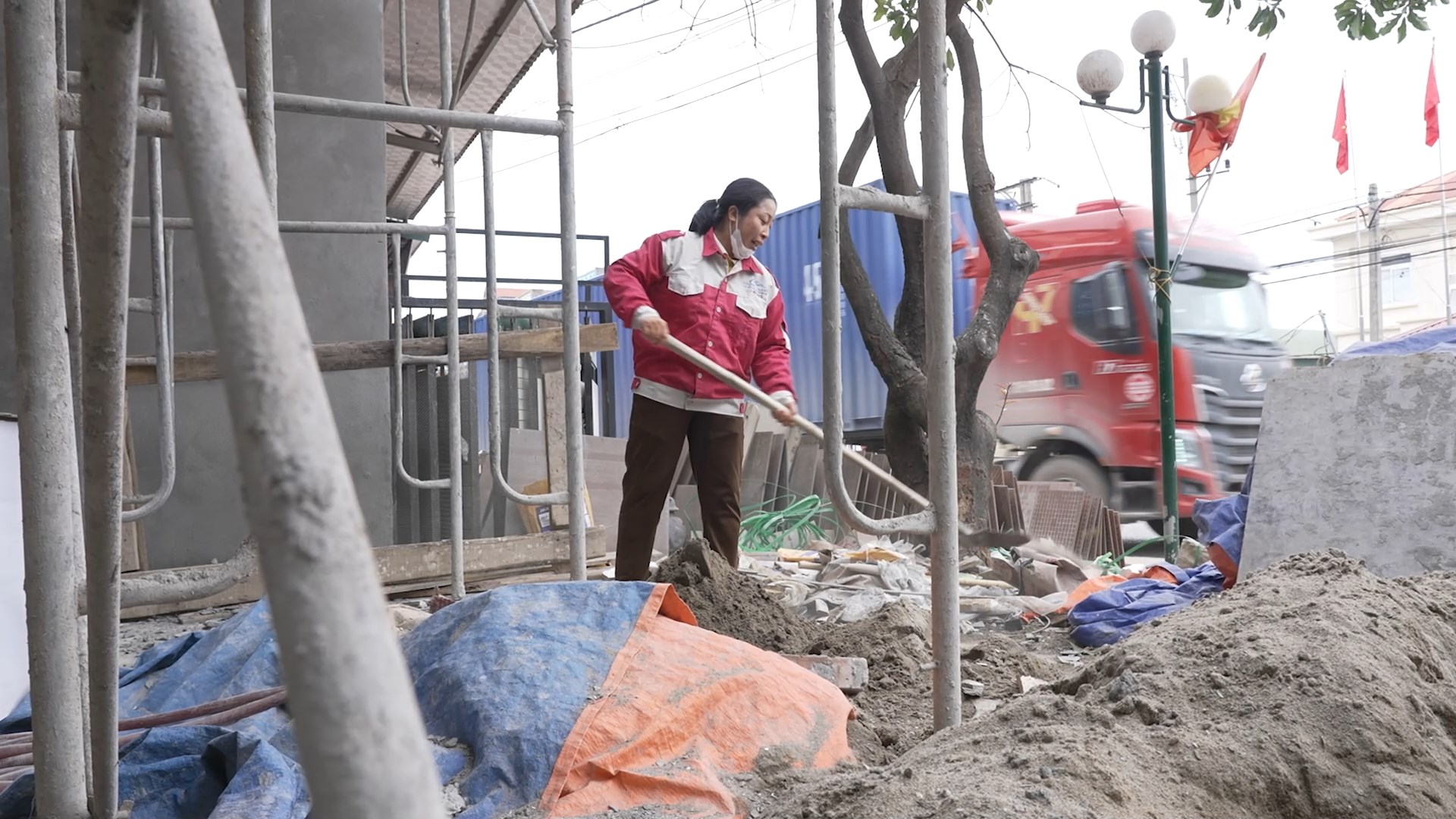 Dù công việc phụ hồ vất vả, chị Hằng vẫn luôn cố gắng chăm lo cho ba con và người chồng bệnh tật.