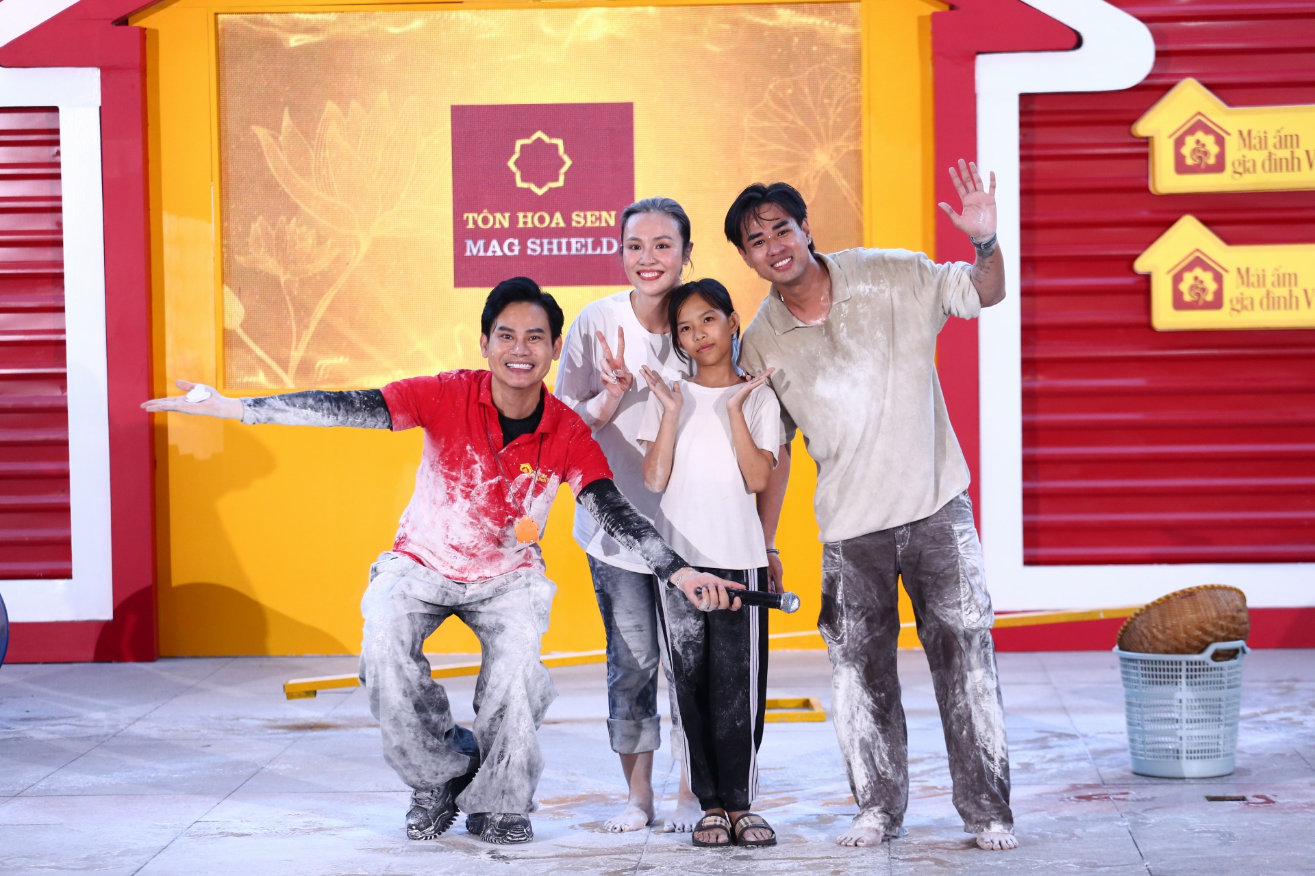 Trong các phần thi của chương trình, Khải Đăng và Thủy Tiên không ngại lăn xả, cùng nhau mang những phần quà ý nghĩa đến các em nhỏ.