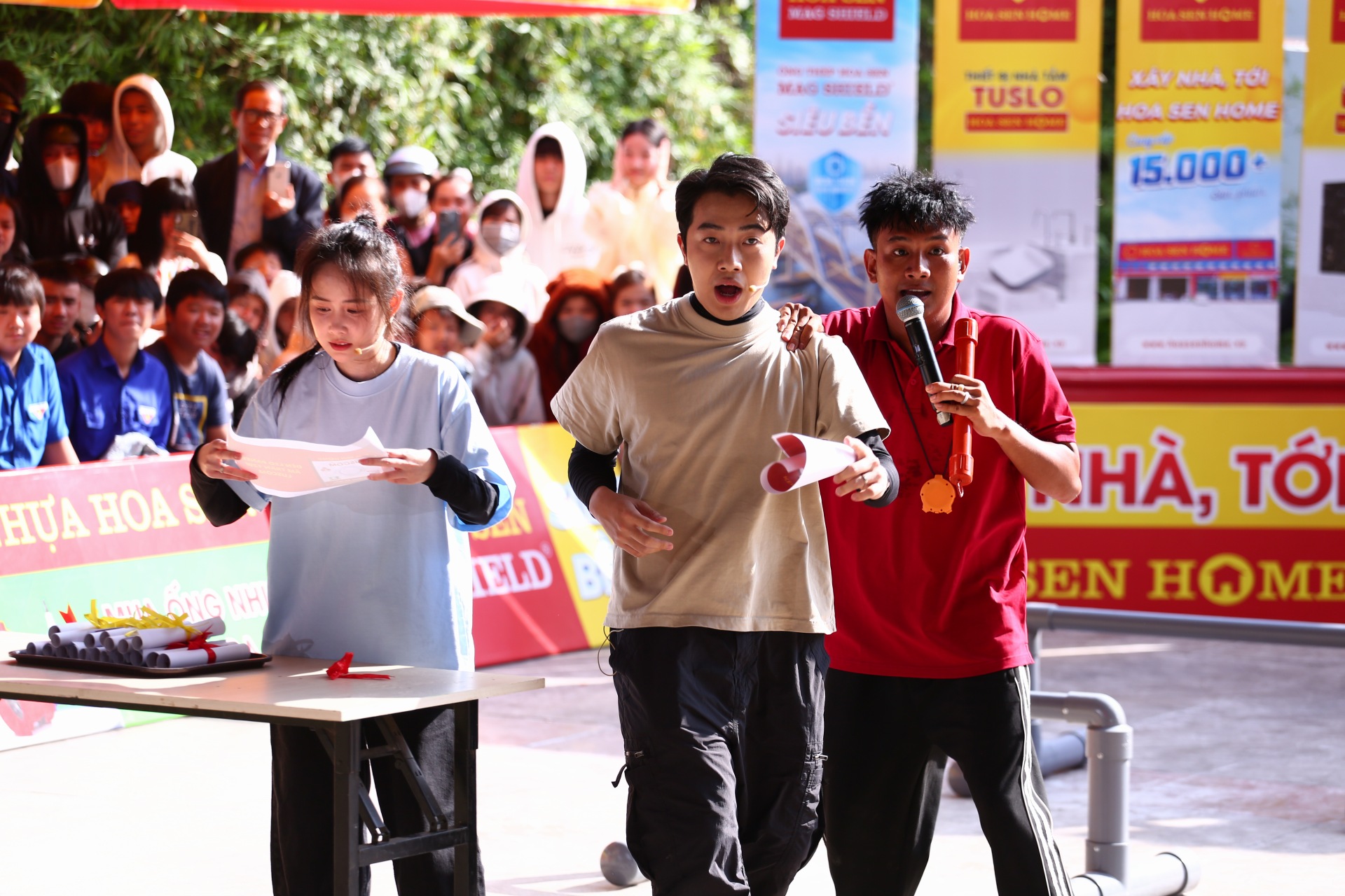 Cris Phan - Mai Quỳnh Anh trở về quê nhà tham gia chương trình, cùng sẻ chia và mang niềm vui đến các em nhỏ.