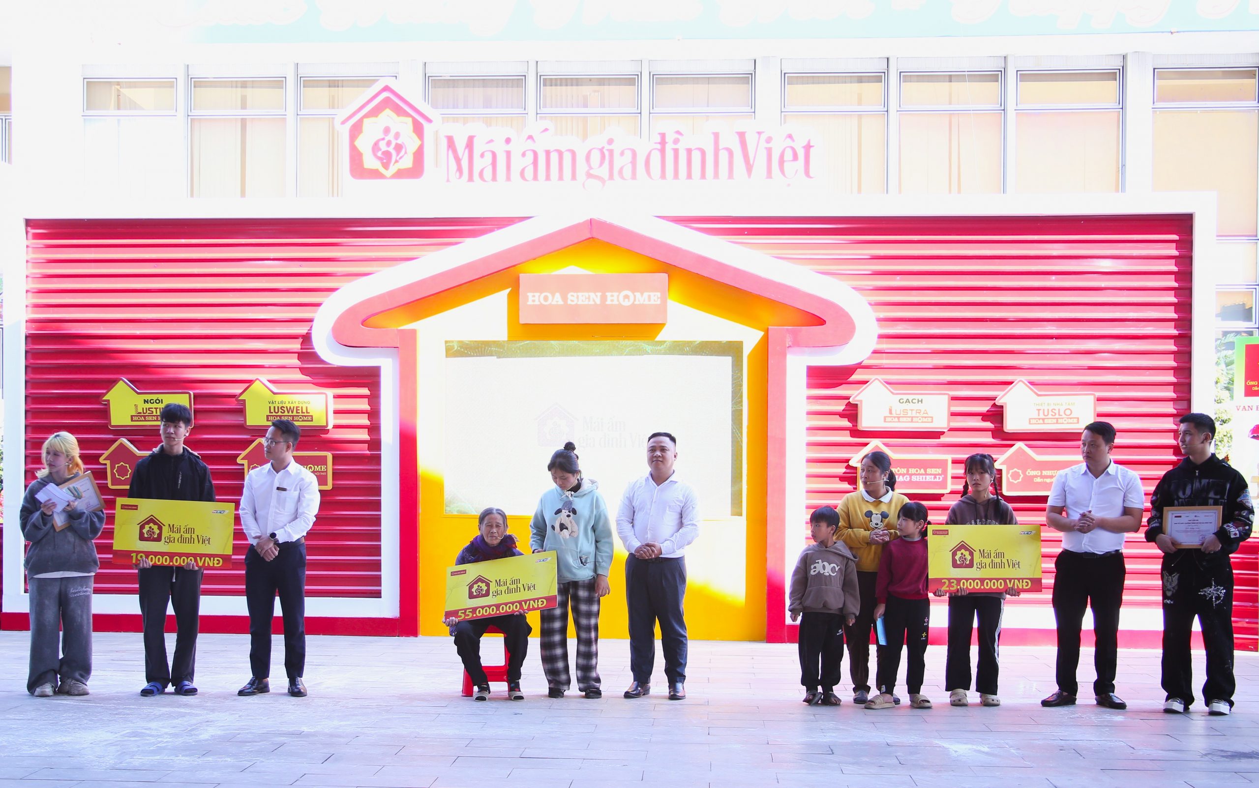 Gia đình em Nguyễn Bá Phát nhận 19 triệu đồng, em Phạm Hải Yến nhận 23 triệu đồng, và em Lê Hà Huyền Trang giành giải nhất với 55 triệu đồng.