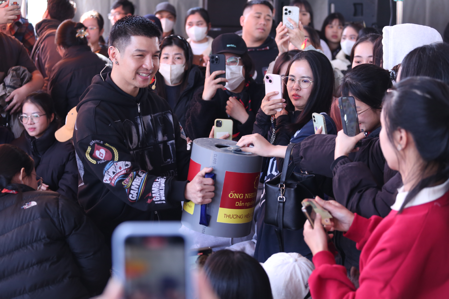 Tổng số tiền hỗ trợ từ chương trình, nghệ sĩ và mạnh thường quân trong tuần này lên đến gần 300 triệu đồng, mang niềm hy vọng đến các gia đình khó khăn.