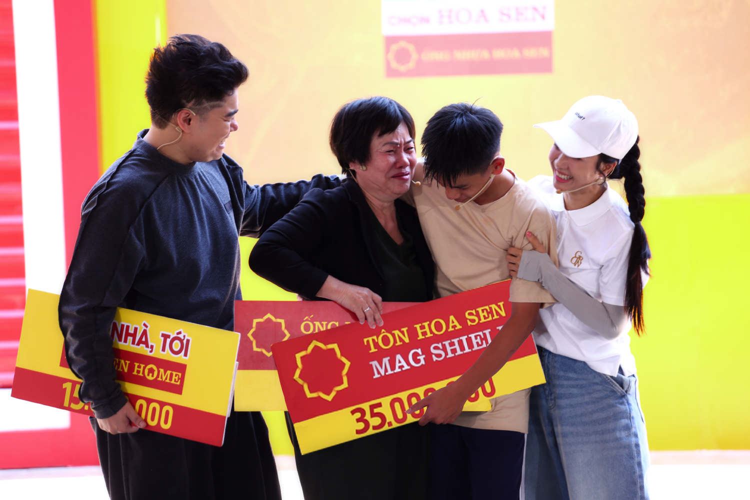 Gia đình em Trần Khải Minh giành giải nhất, vượt qua thử thách đặc biệt và mang về tổng 60 triệu đồng từ Tập đoàn Hoa Sen.