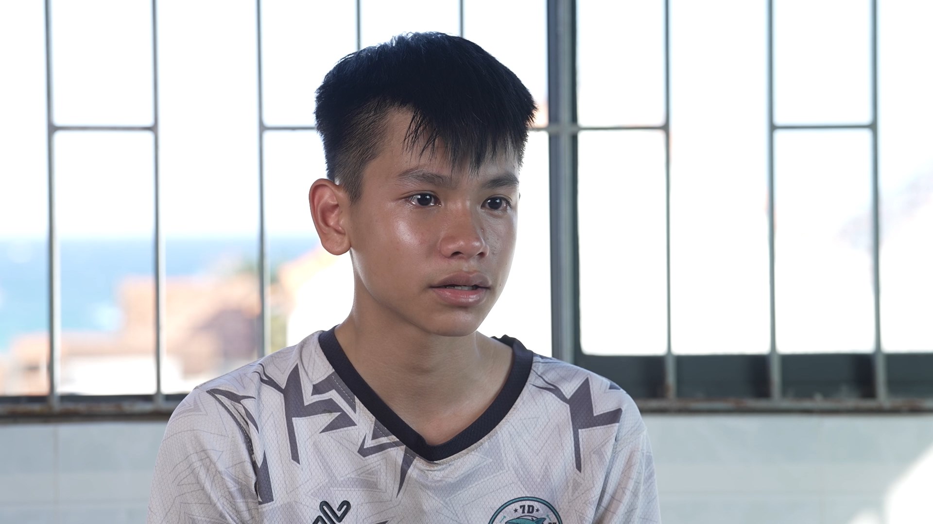 Mỗi lần nhắc đến mẹ, đôi mắt của Minh lại ngấn lệ vì nỗi nhớ da diết