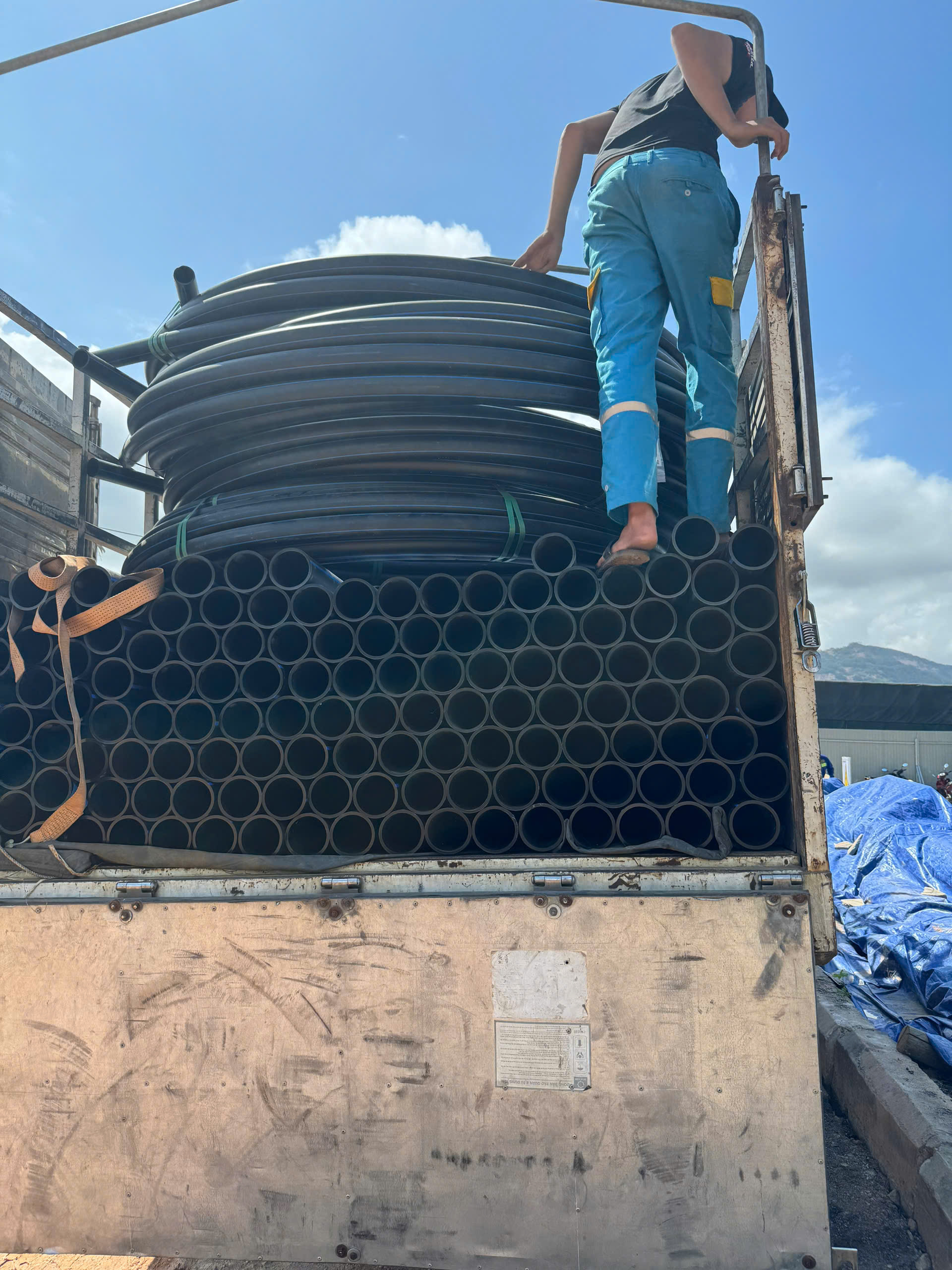 Hơn 80 tấn ống nhựa HDPE Hoa Sen được vận chuyển tới dự án FPT AI City Quy Nhơn
