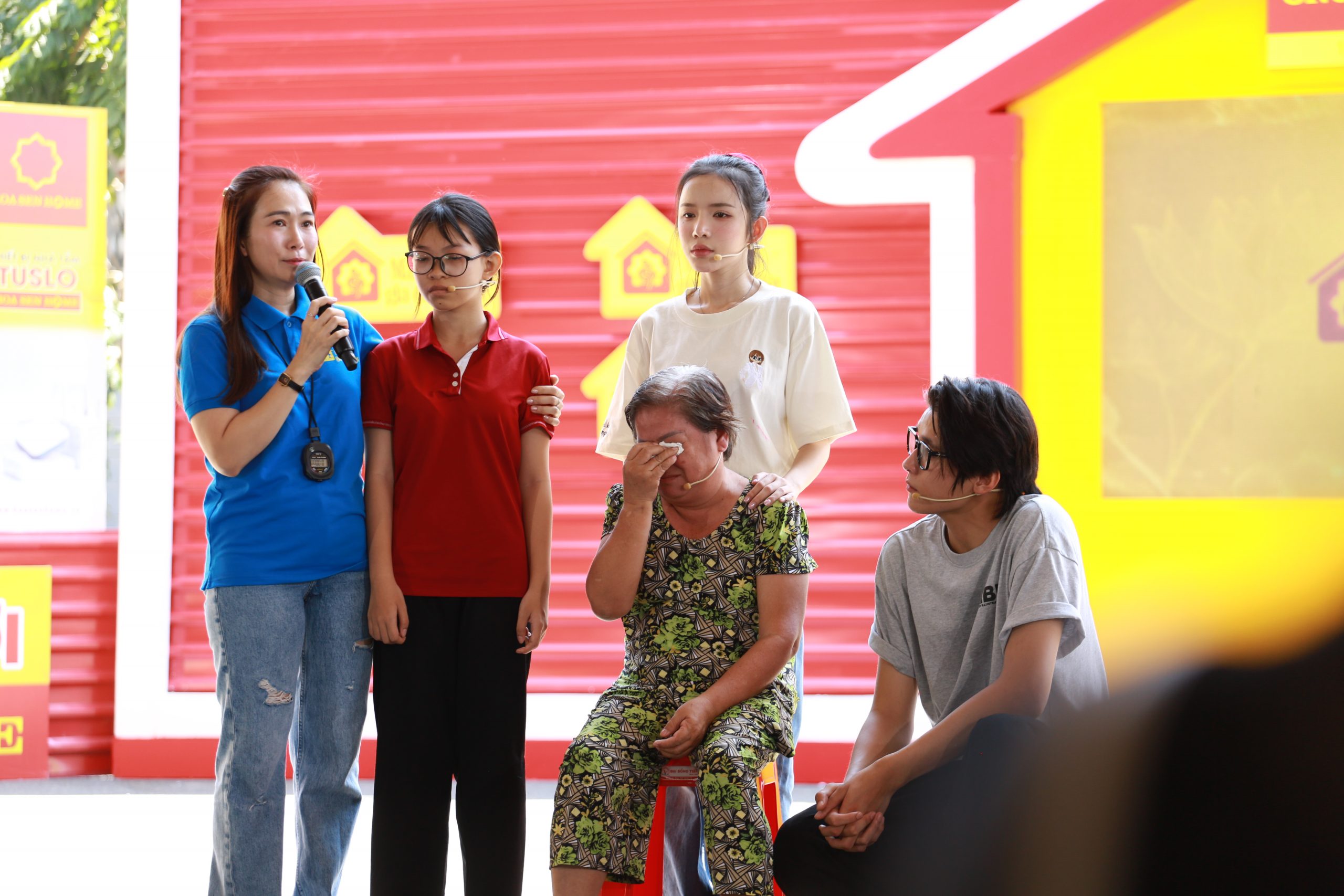 Sự kiên cường của người bà tảo tần và sự hiếu thảo của đứa cháu mồ côi đã chạm đến trái tim của các nghệ sĩ