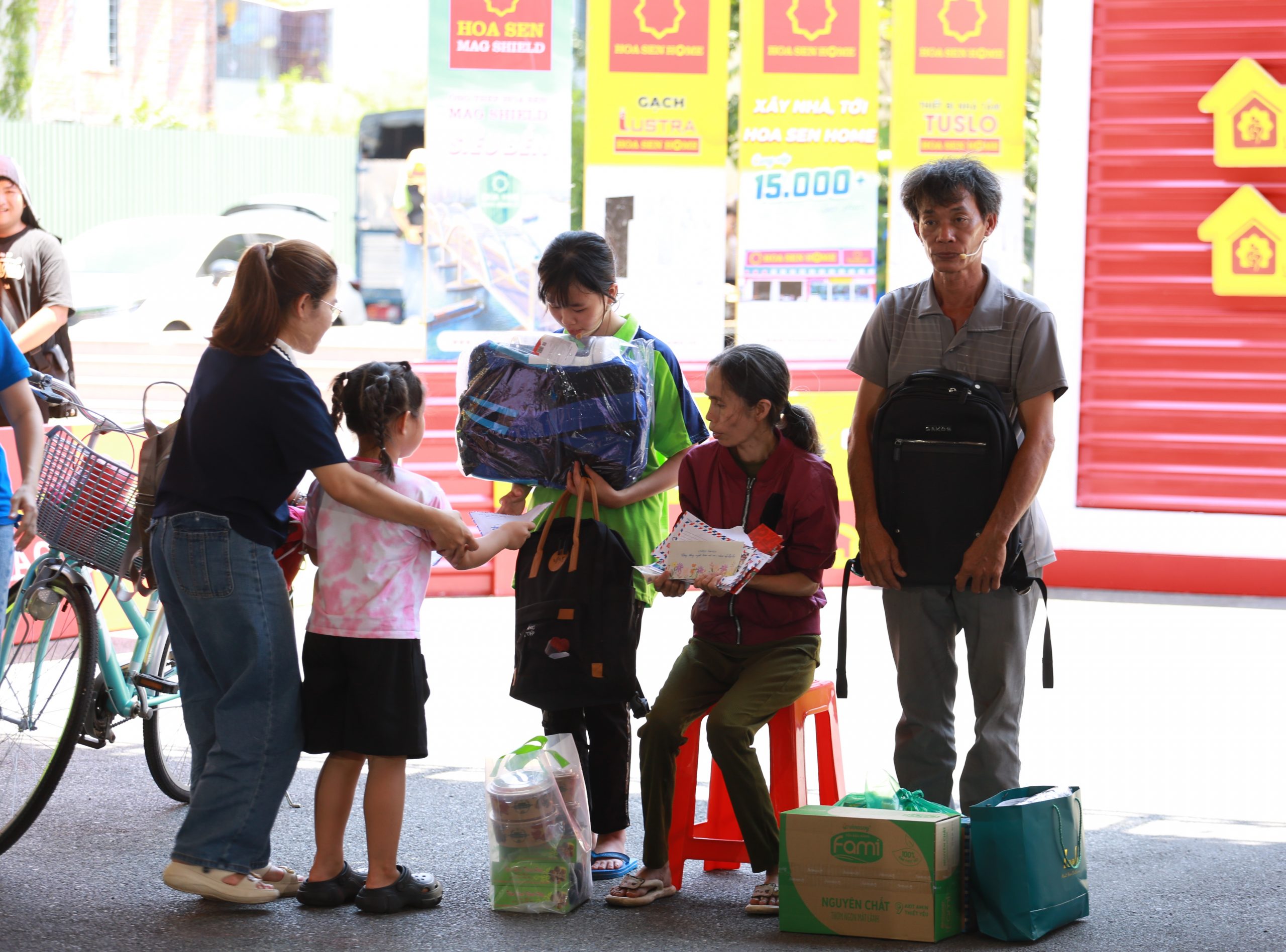 Khán giả trực tiếp trao tặng những món quà thiết thực cho các em nhỏ tại trường quay