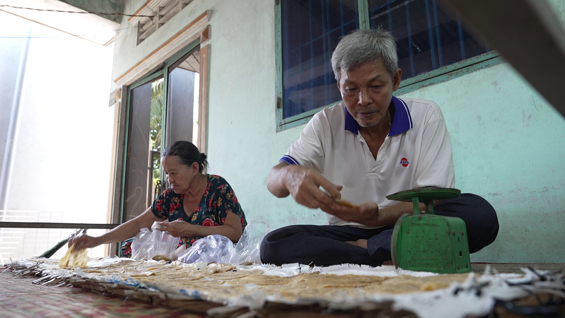 Dù tuổi cao sức yếu, ông bà Tư vẫn cố gắng làm lụng để chăm lo cho Mỹ Dung tiếp tục đến trường
