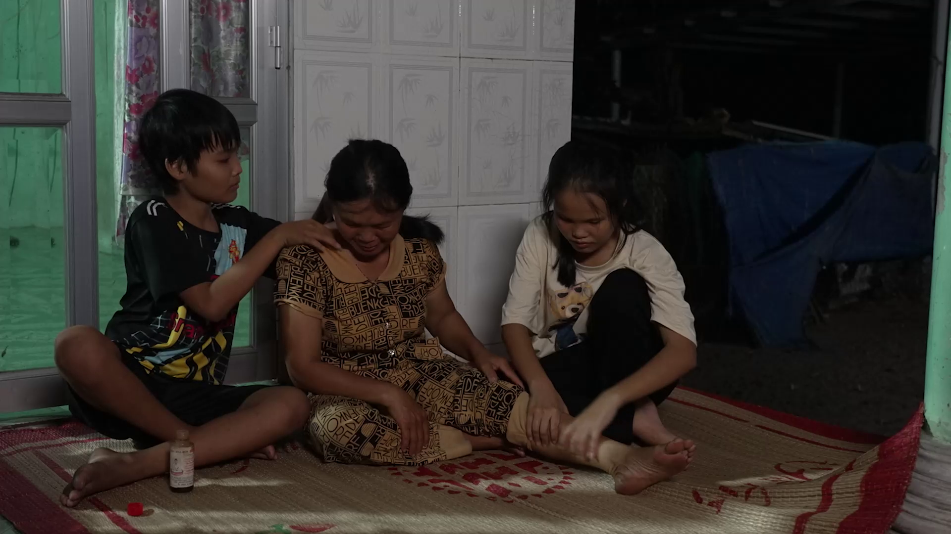 Thanh Vân, mẹ và em trai đều mắc bệnh về mắt, thị lực ngày càng suy giảm theo thời gian