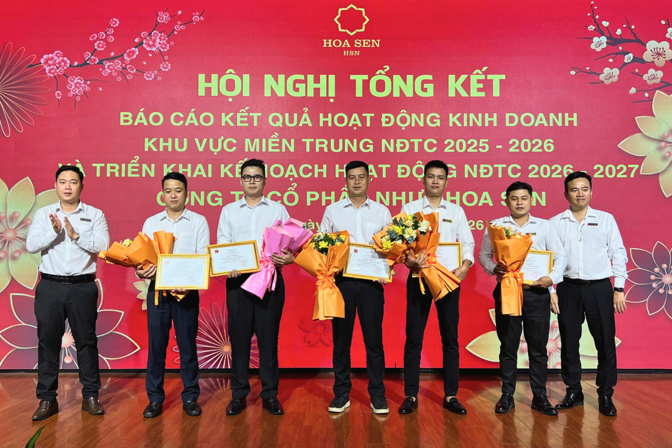 Nhựa Hoa Sen vinh danh và trao thưởng cho các nhân viên có thành tích xuất sắc